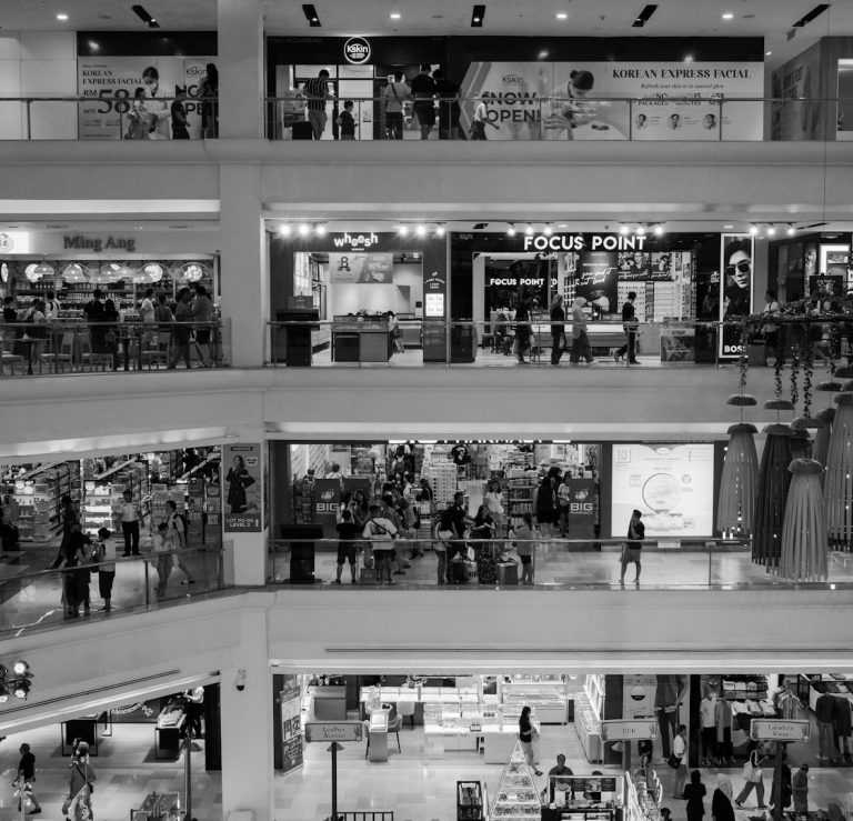 Asesoramiento e Implantación Centro comercial con varias plantas y numerosos compradores en diferentes tiendas.